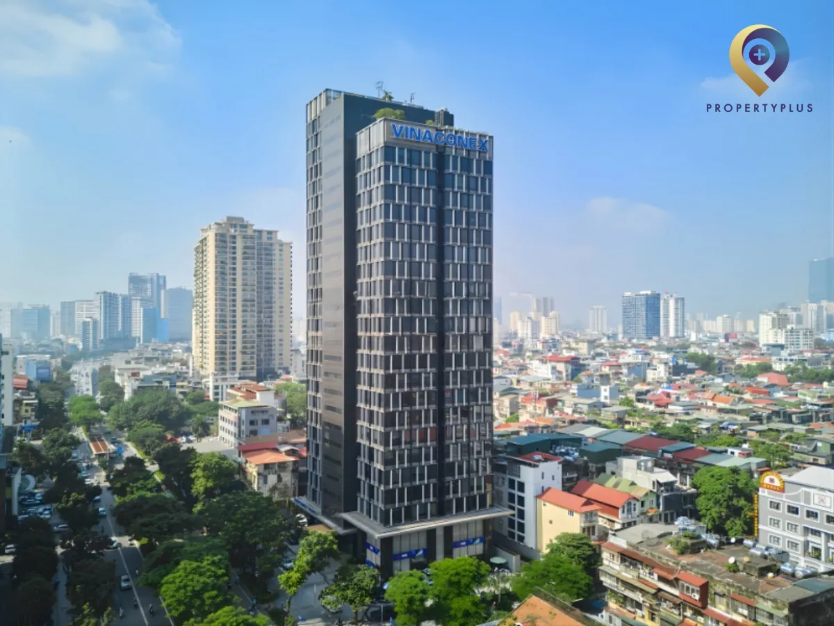 Toàn cảnh tòa nhà Vinaconex Tower nổi bật giữa trung tâm Hà Nội.